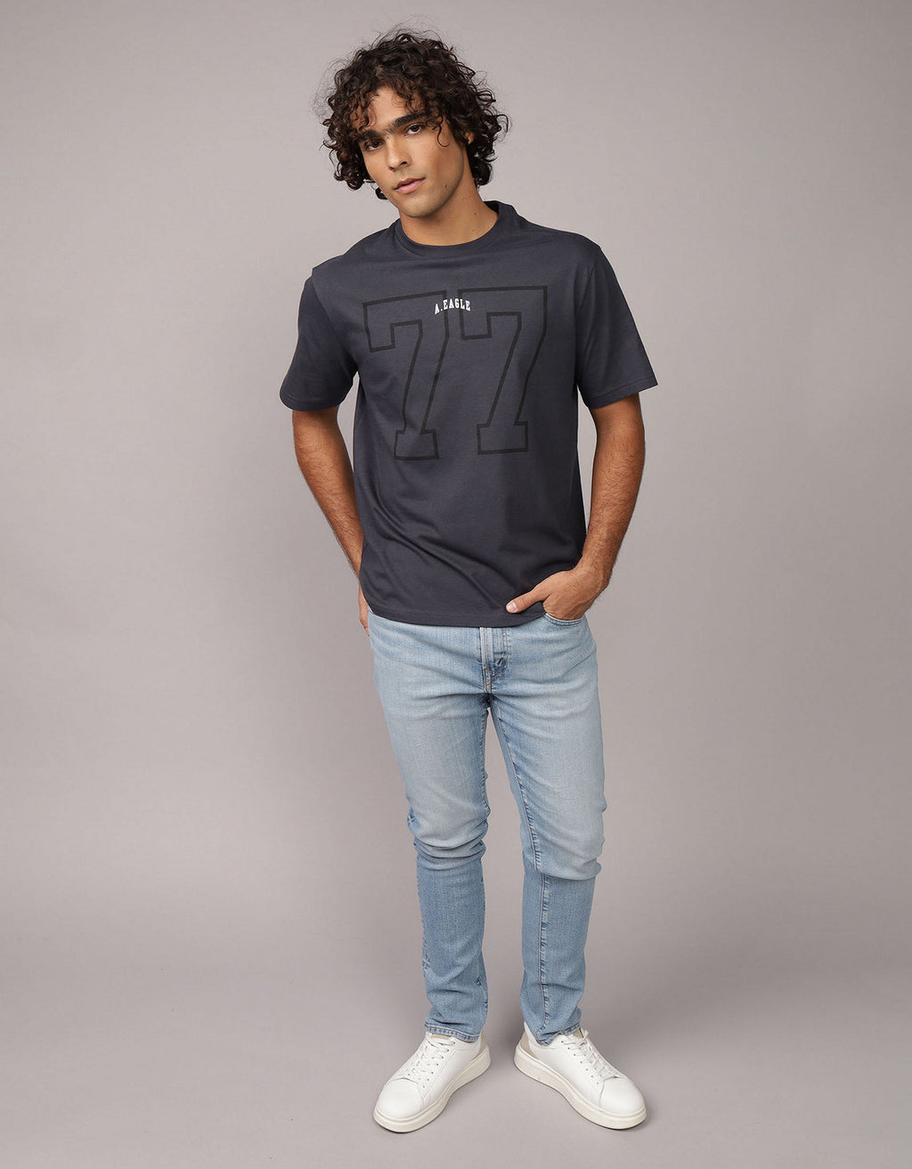 Camiseta con Gráfico Ae - Negro 0181_4600_167_of