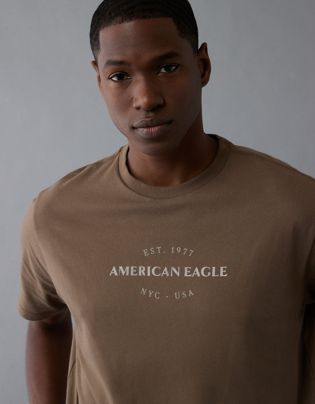 Camiseta con Gráfico Ae - Café 0181_4819_202_of