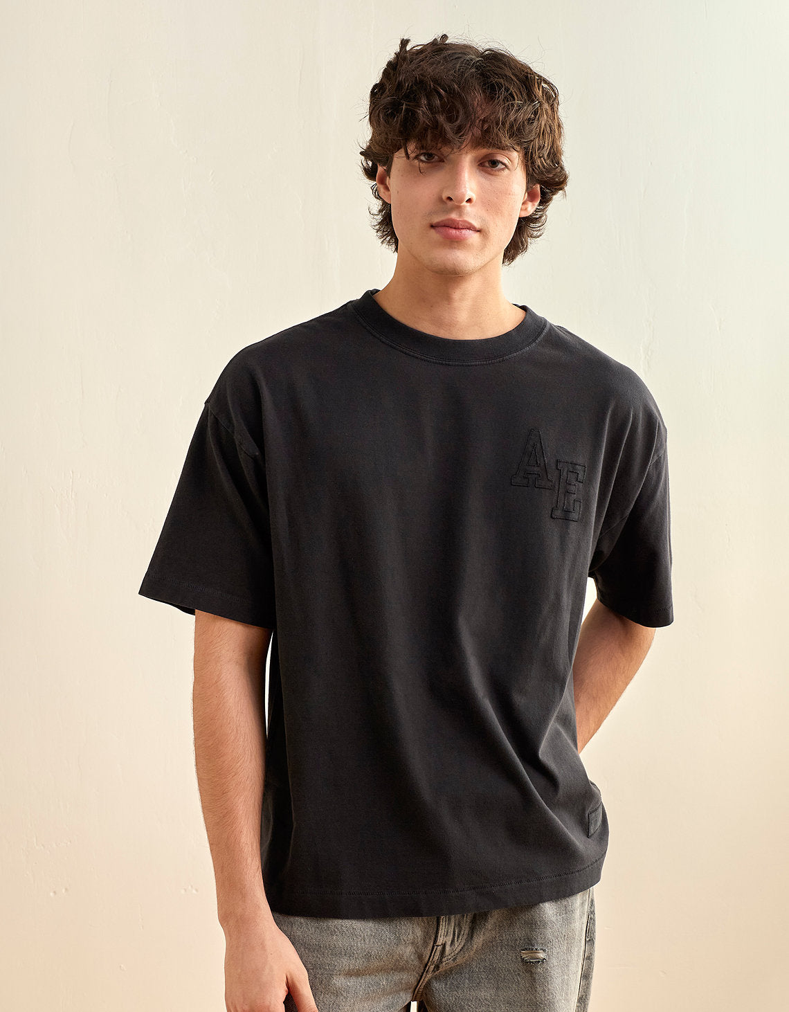 Camiseta Gráfica con Logo Ae Relaxed - Negro 0181_5117_064_of