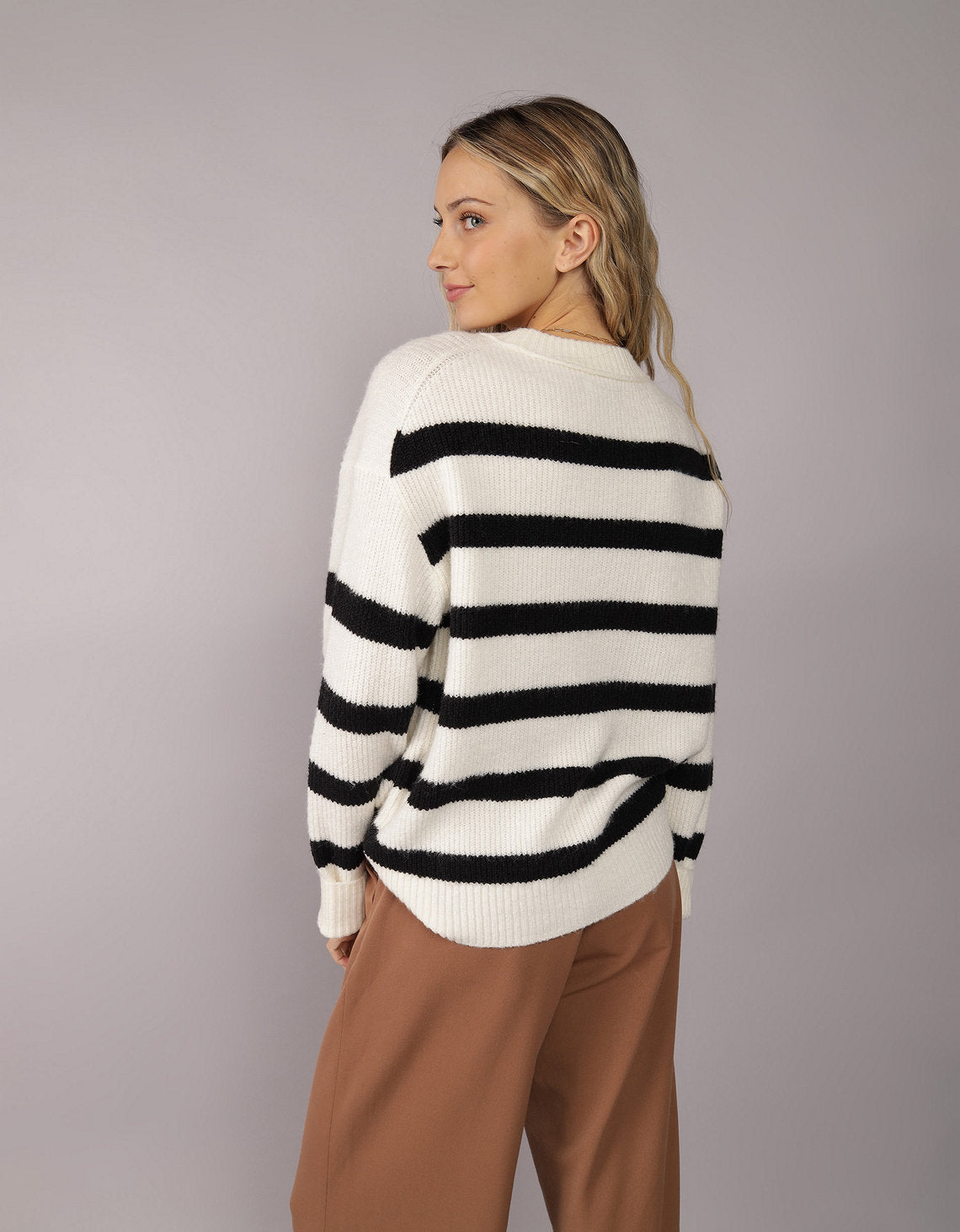 Suéter cuello redondo Manga Larga de rayas Mujer AE - Negro 0348_1371_001_ob