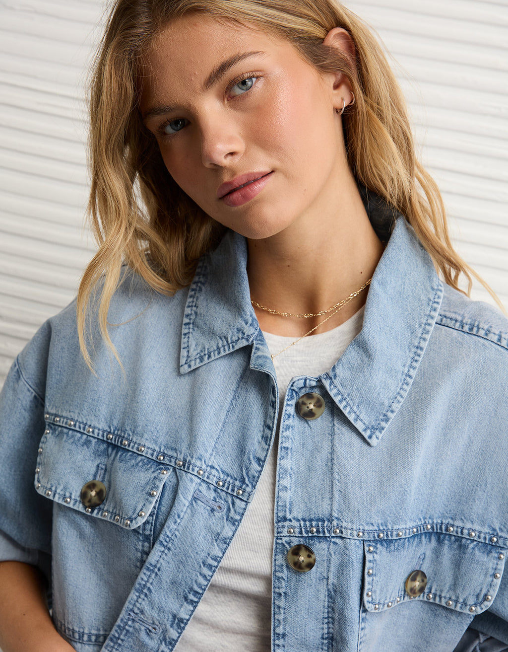 Chaqueta tipo camisa en Denim con tachuelas Ae - Generico 0355_6489_936_d2