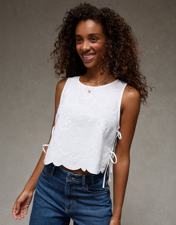Top sin mangas bordado con lazo lateral. - Blanco