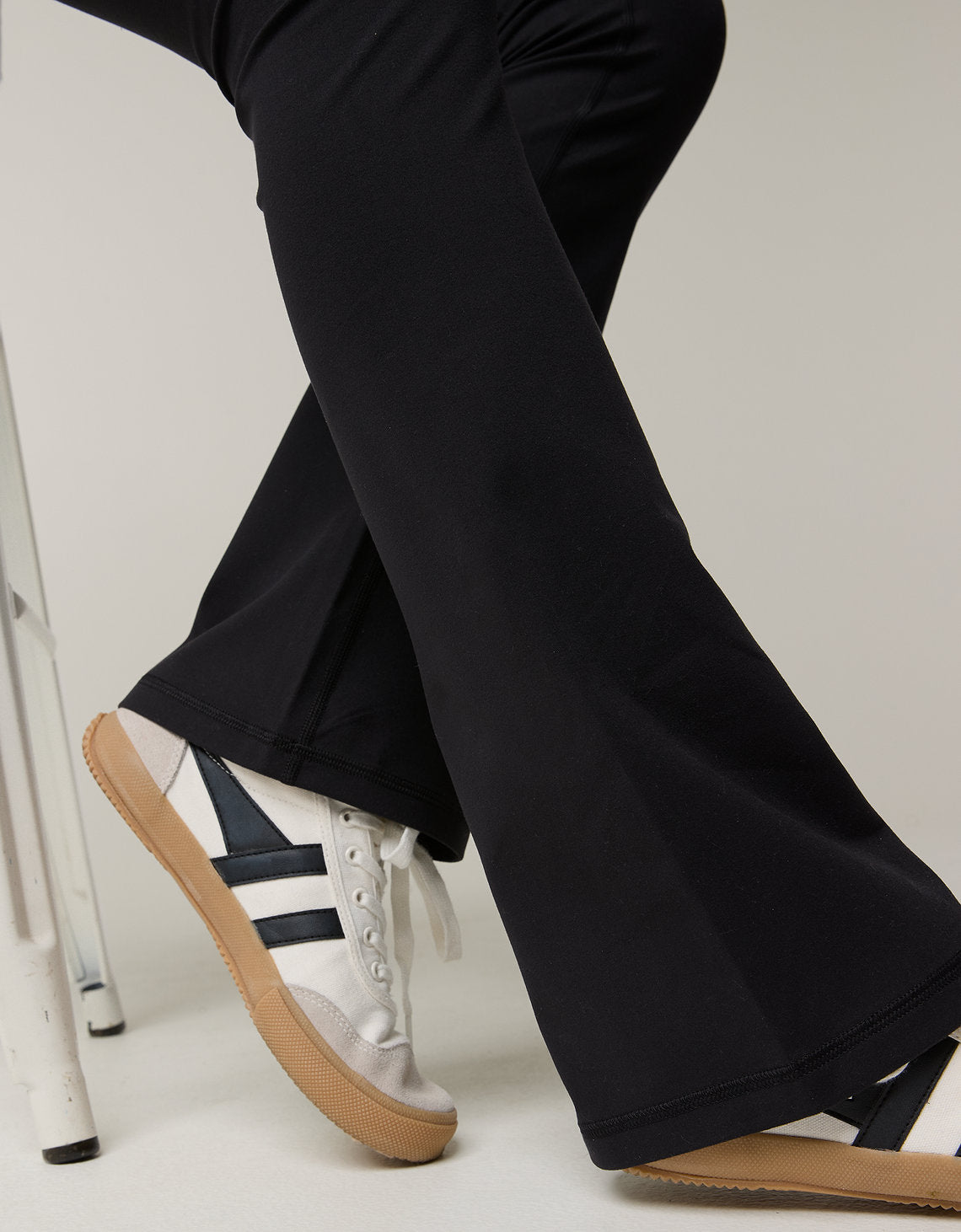 Legging OFFLINE Bootcut By Aerie - Negro 0449_6104_073_d2
