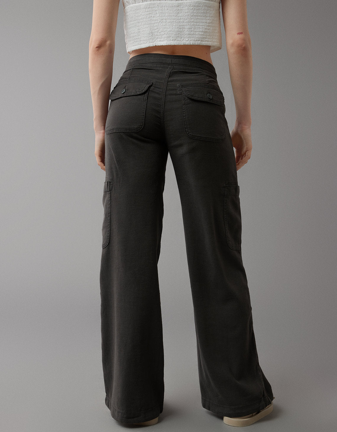 Pantalón Ae Wide Leg cargo - Gris 0461_5132_036_ob