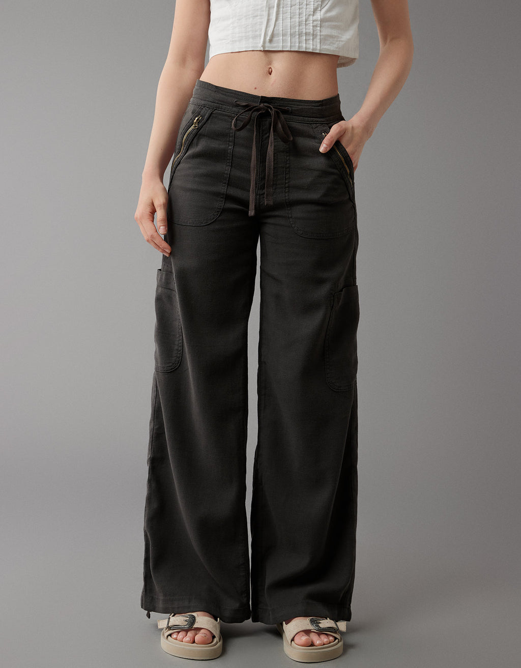 Pantalón Ae Wide Leg cargo - Gris 0461_5132_036_of