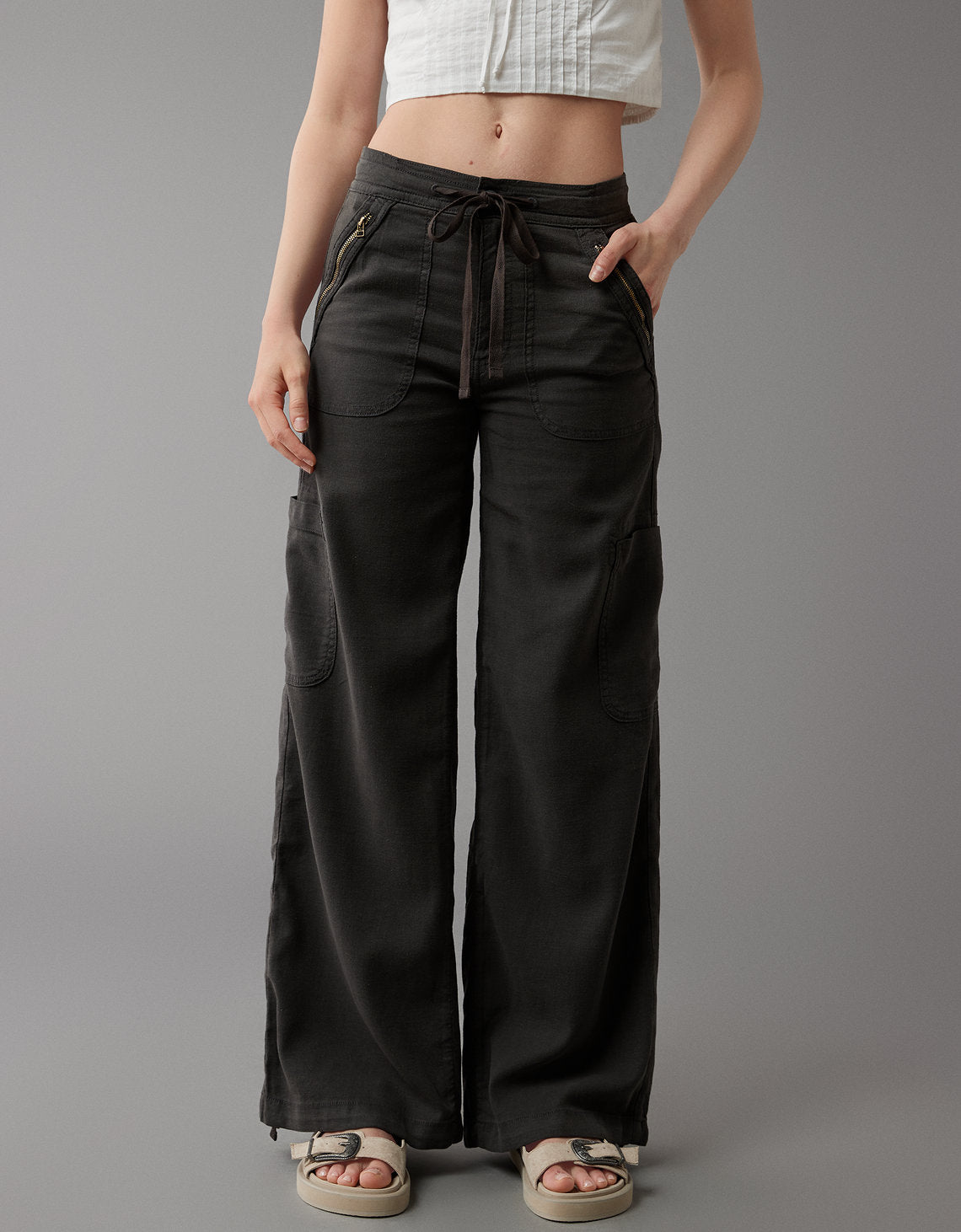 Pantalón Ae Wide Leg cargo - Gris 0461_5132_036_of
