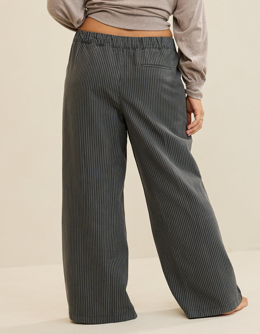 Pantalón de rayas By Aerie - Gris 0493_8610_005_ob