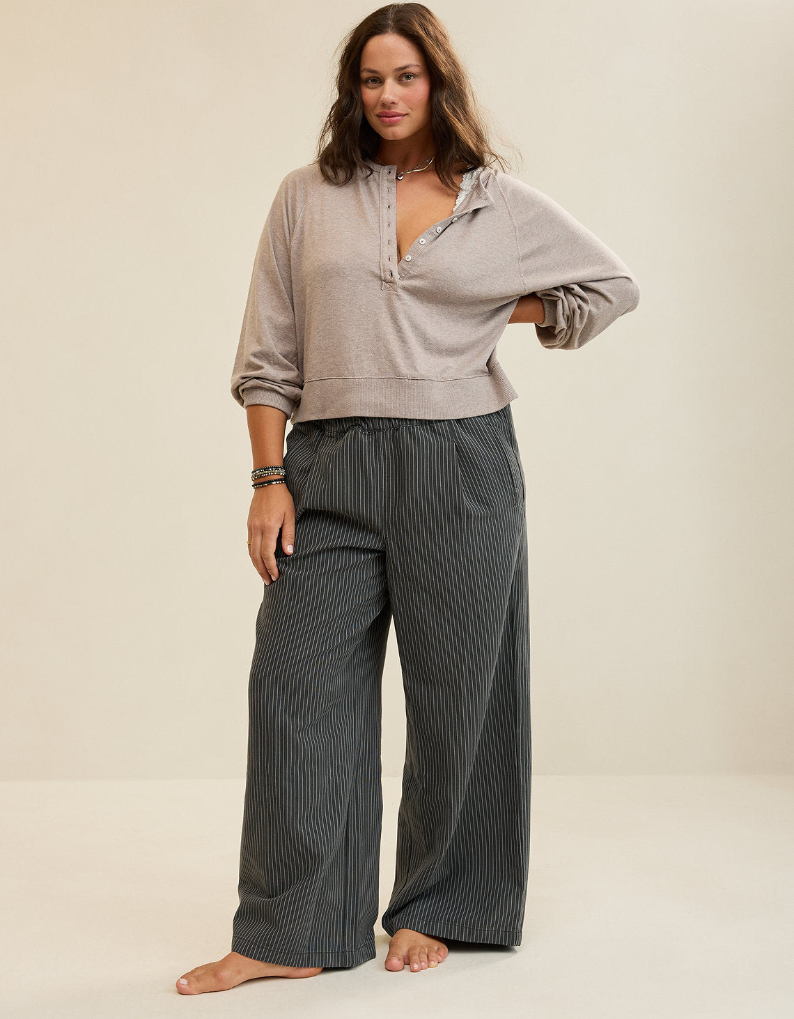 Pantalón de rayas By Aerie - Gris 0493_8610_005_os