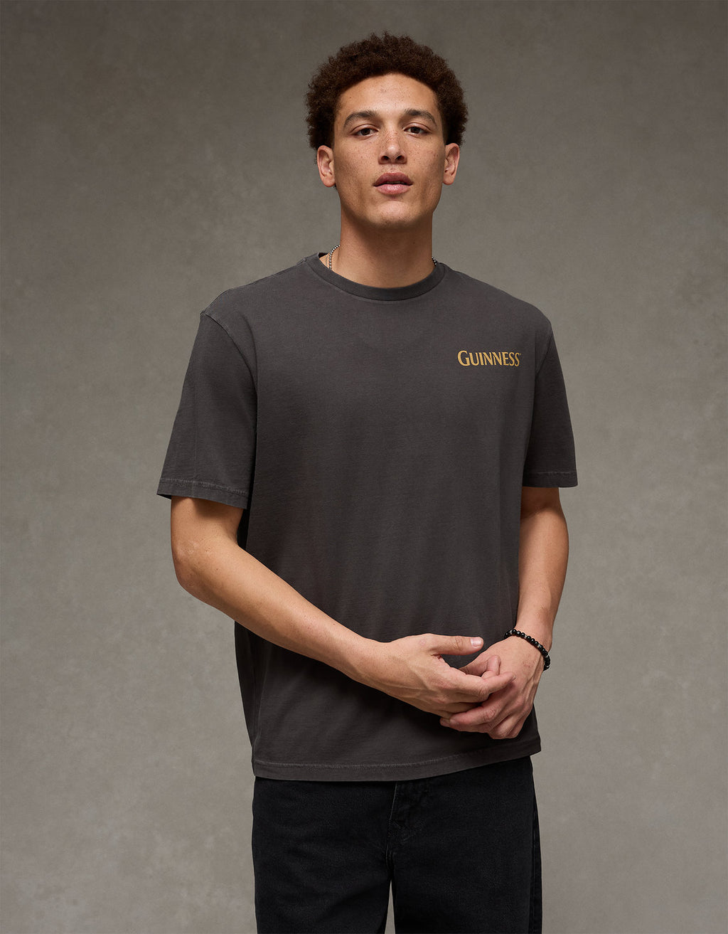 Camiseta gráfica Guinness de ajuste estándar para hombre - Gris 0519_6069_023_d2