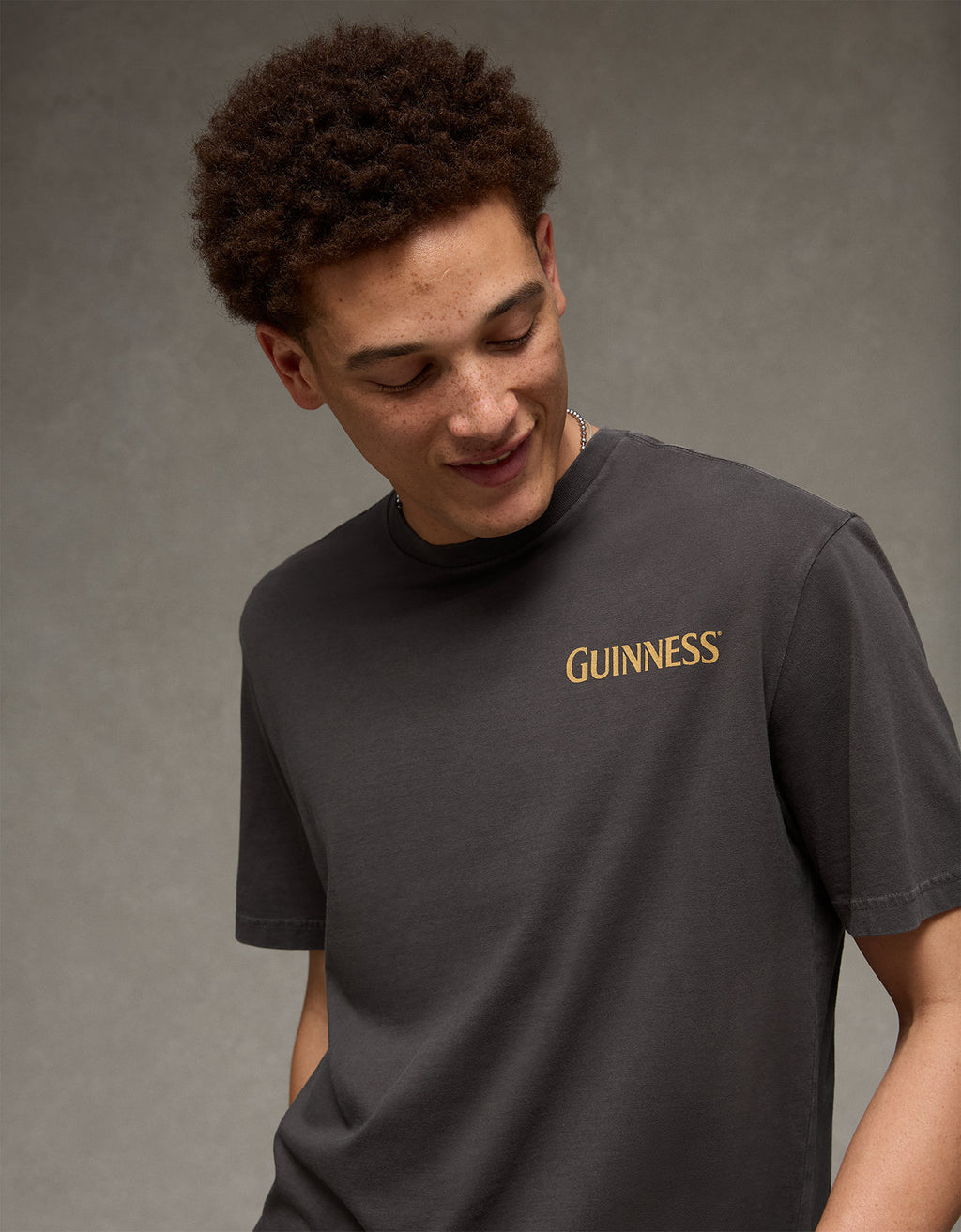 Camiseta gráfica Guinness de ajuste estándar para hombre - Gris 0519_6069_023_of