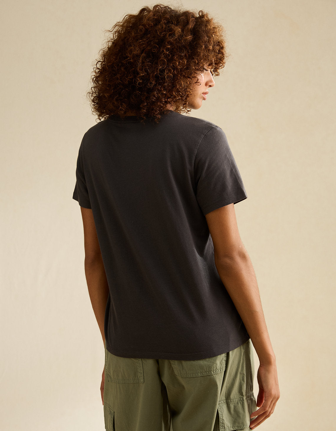 Camiseta Gráfica de Uso Diario Ae - Negro 0531_1729_094_ob
