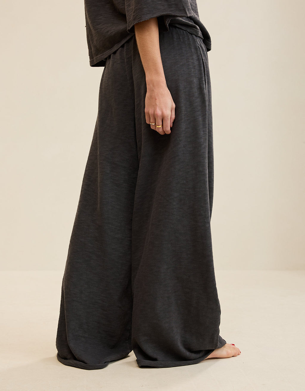 Pantalón tejido informal de punto By Aerie - Gris 0701_8670_005_ob