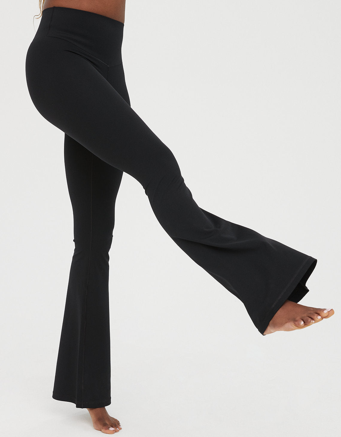 Legging Offline by Aerie Real me ¡Aguanta! con corte de bota flare - Negro 0702_5727_073_of