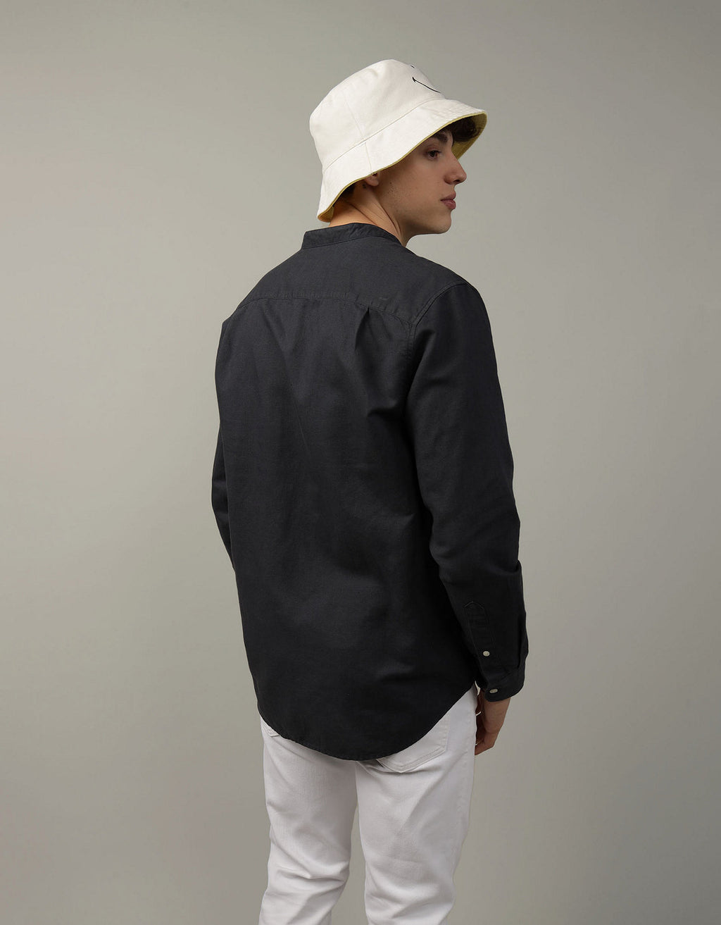 Camisa AE abotonada de lino con cuello - Negro 1152_2369_167_ob