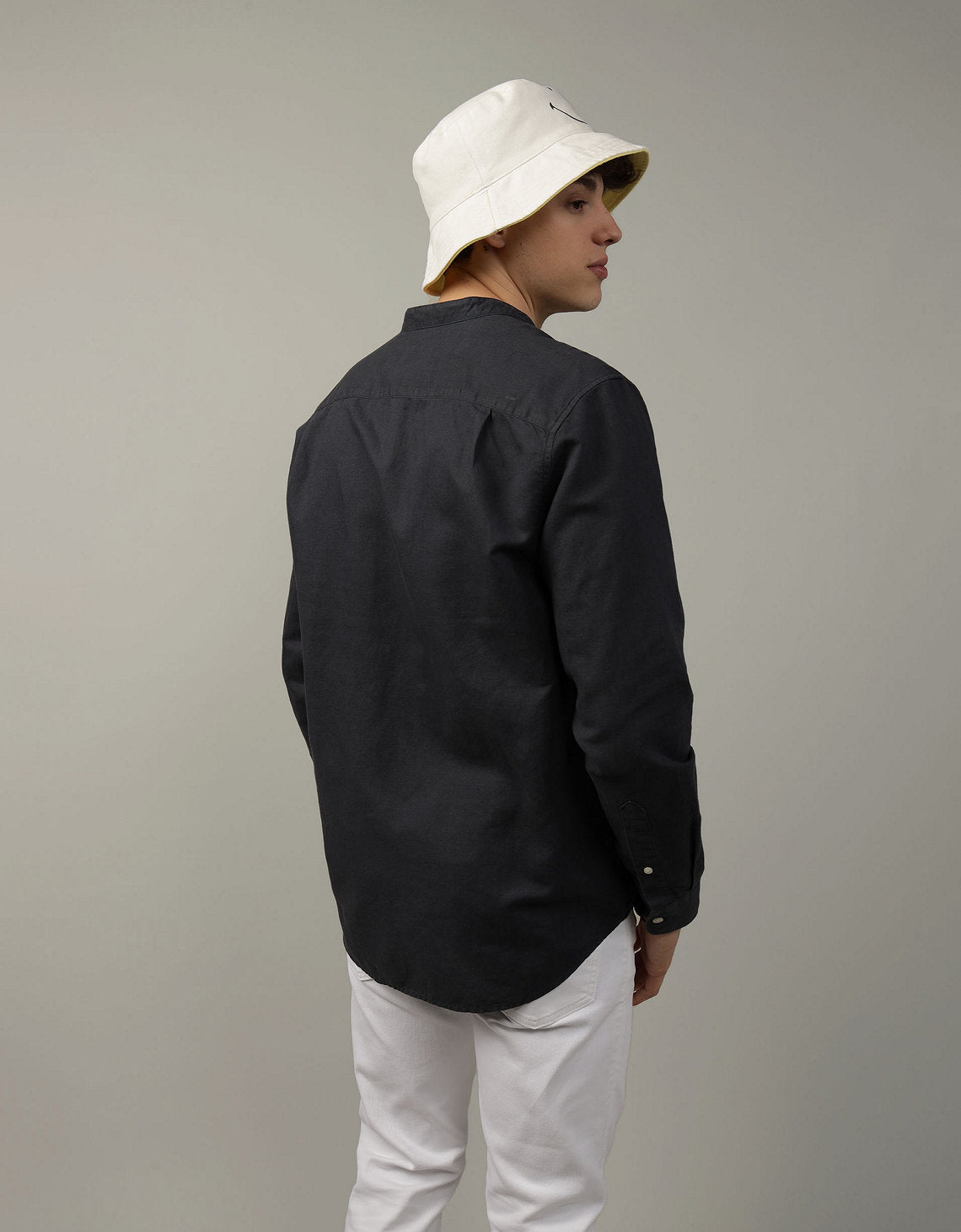 Camisa AE abotonada de lino con cuello - Negro 1152_2369_167_ob