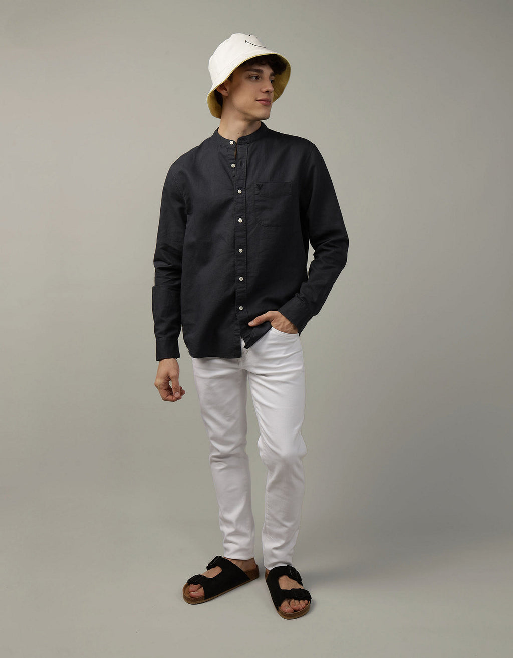 Camisa AE abotonada de lino con cuello - Negro 1152_2369_167_of