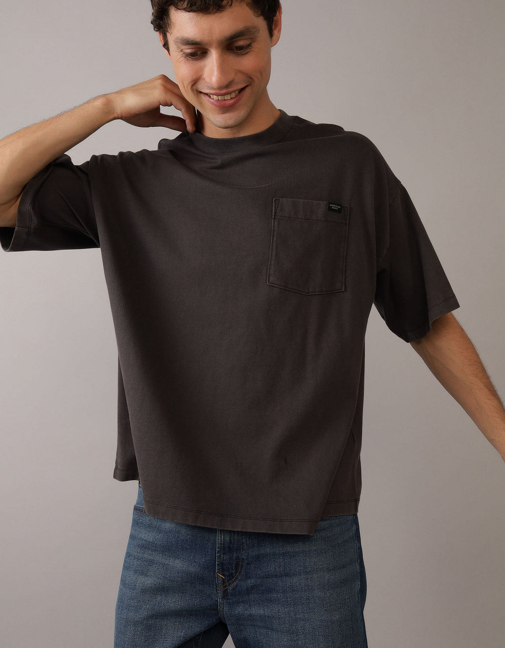 Camiseta oversized AE con bolsillo de hombre - Gris 1164_3766_079_of