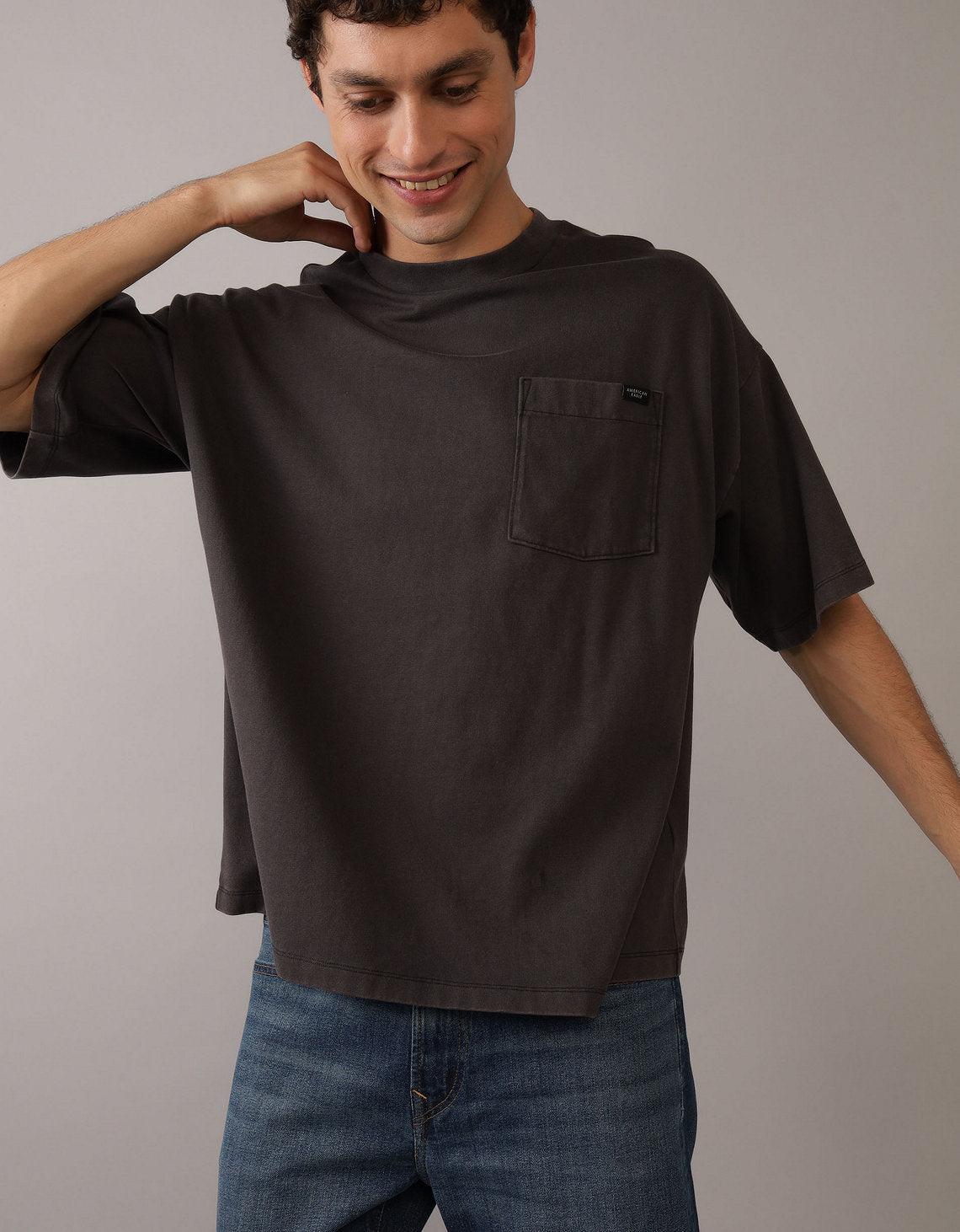 Camiseta oversized AE con bolsillo de hombre - Gris 1164_3766_079_of