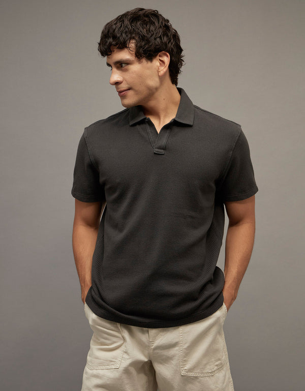 Polo de punto con cuello Johnny y ajuste estándar. - Negro