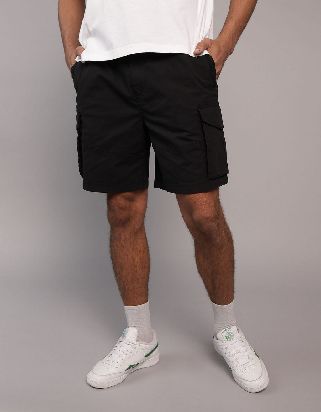 Short tipo cargo de hombre AE - Negro 1184_7826_064_of