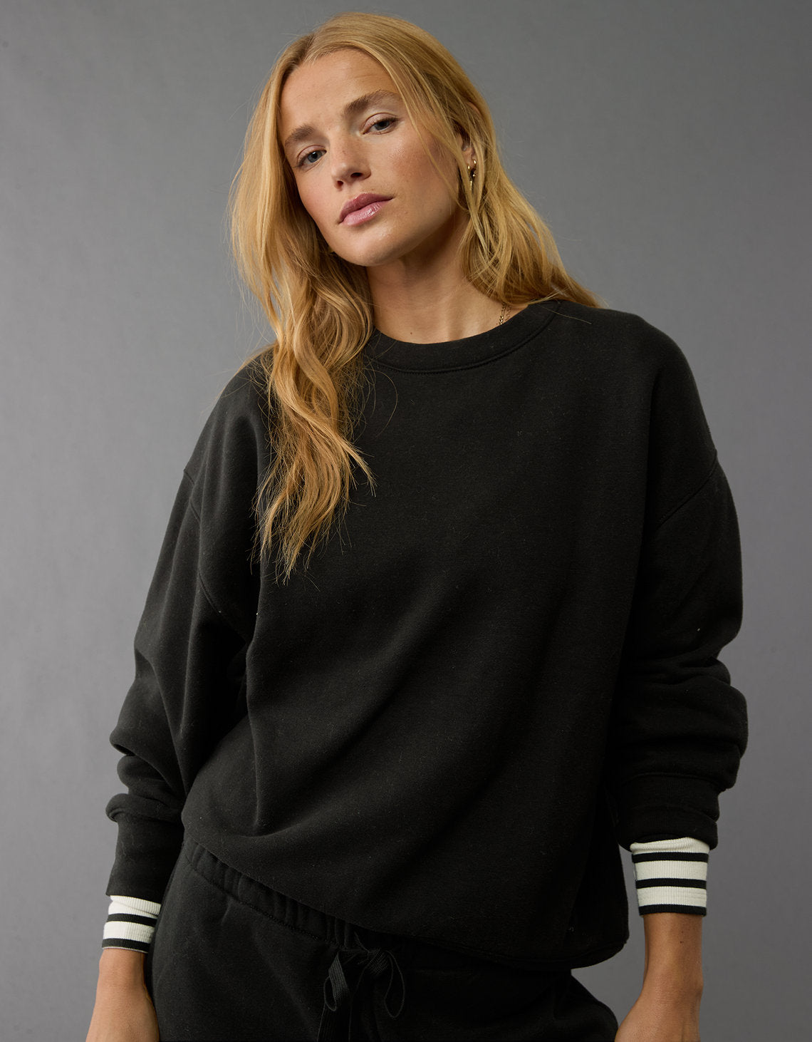 AE Sweatshirt con Cuello Redondo - Gris 1457_2392_008_os