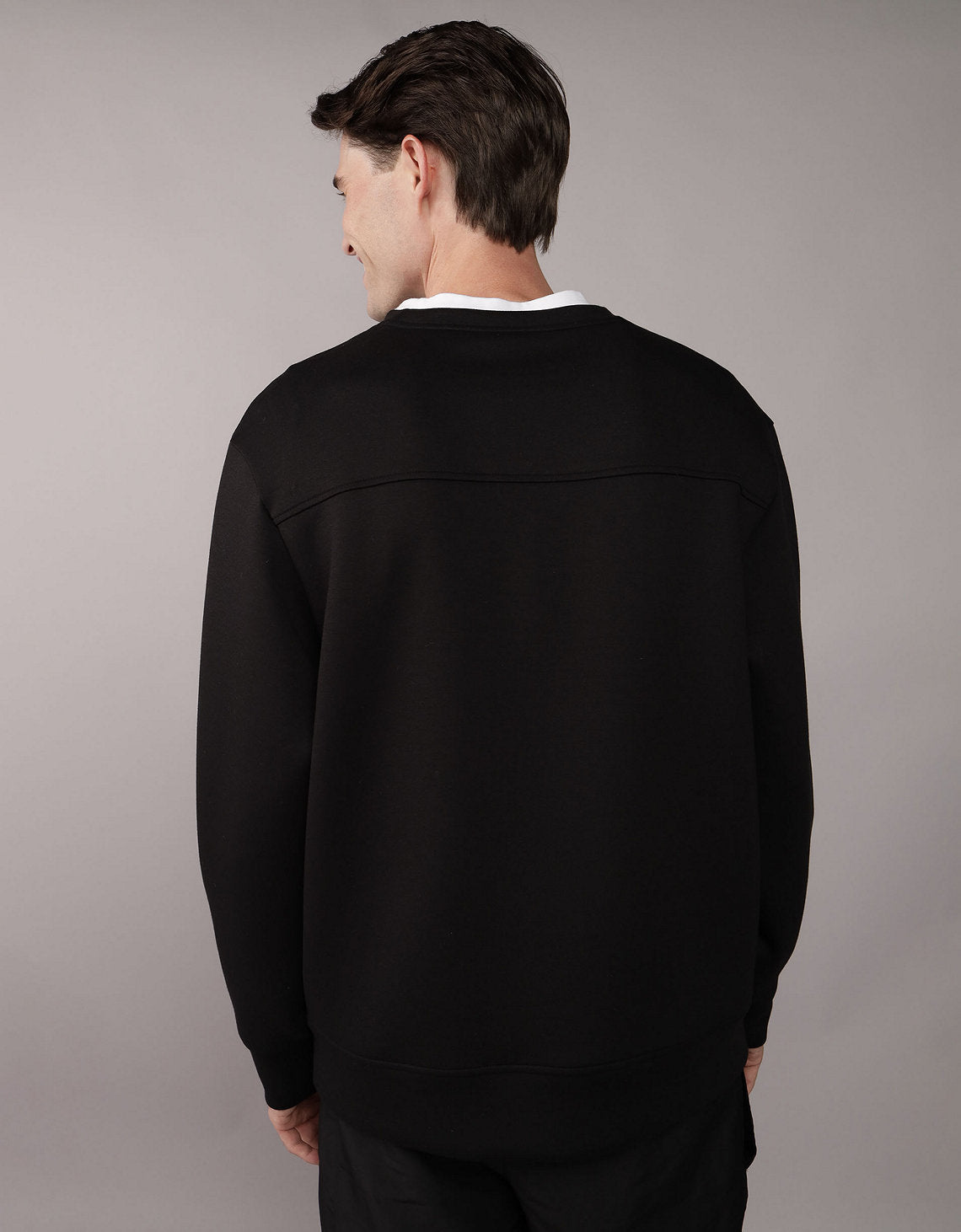 AE Suéter con Cuello Redondo - Negro 1516_2103_016_ob