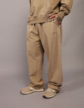 Jogger AE holgado x Manuel Turizo de Hombre - Caqui 1522_5010_212_of