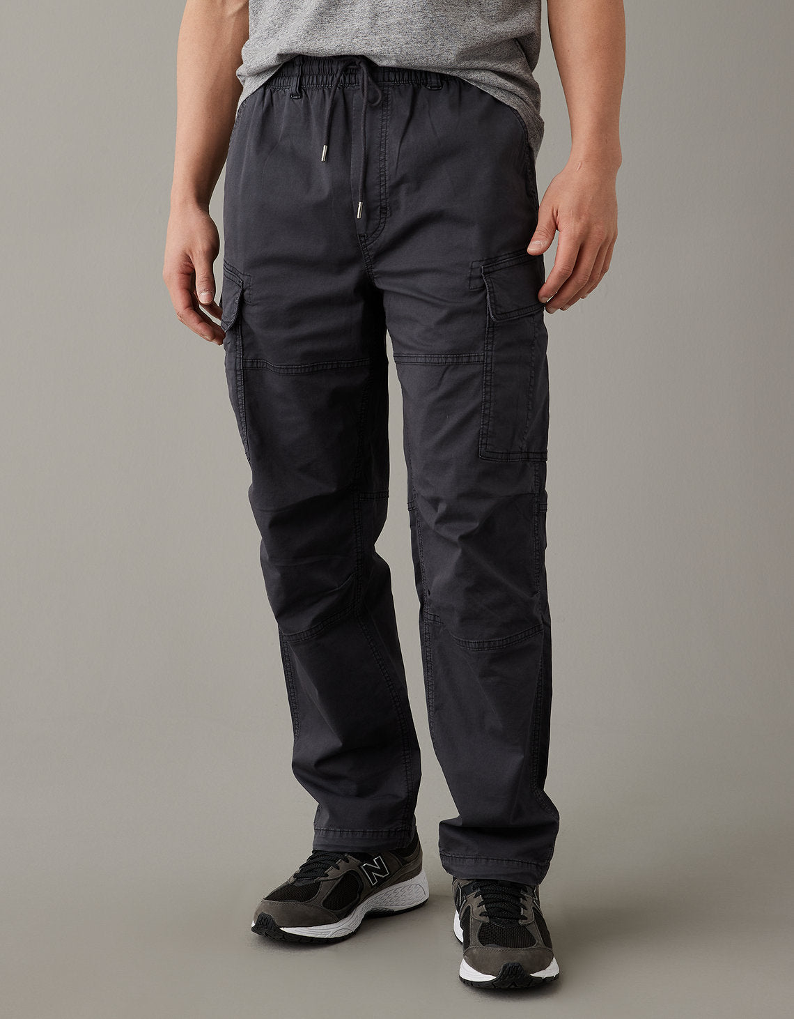 Pantalones AE Flex Lived-in Slim tipo Cargo - Negro 1523_4878_167_of