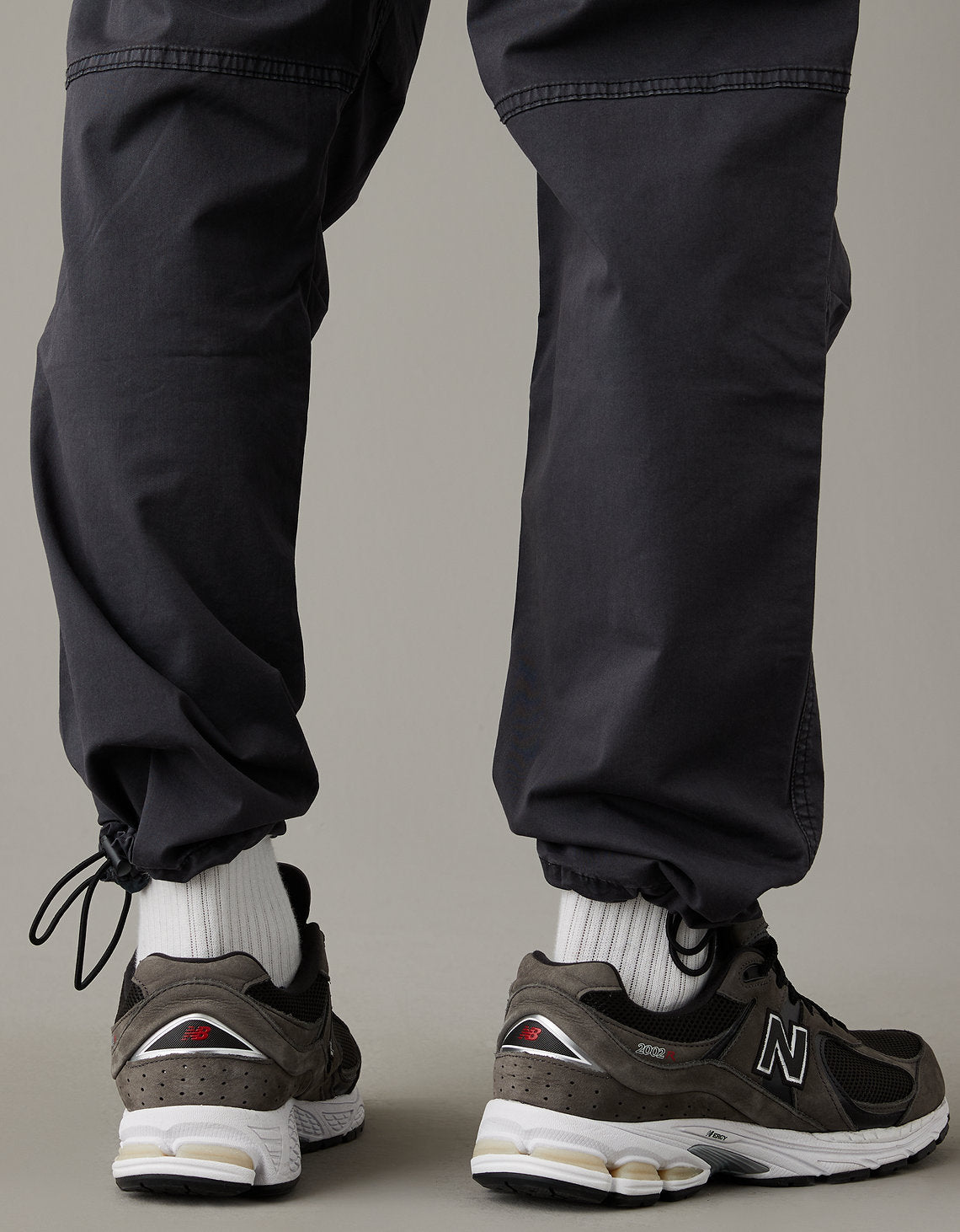 Pantalones AE Flex Lived-in Slim tipo Cargo - Negro 1523_4878_167_os