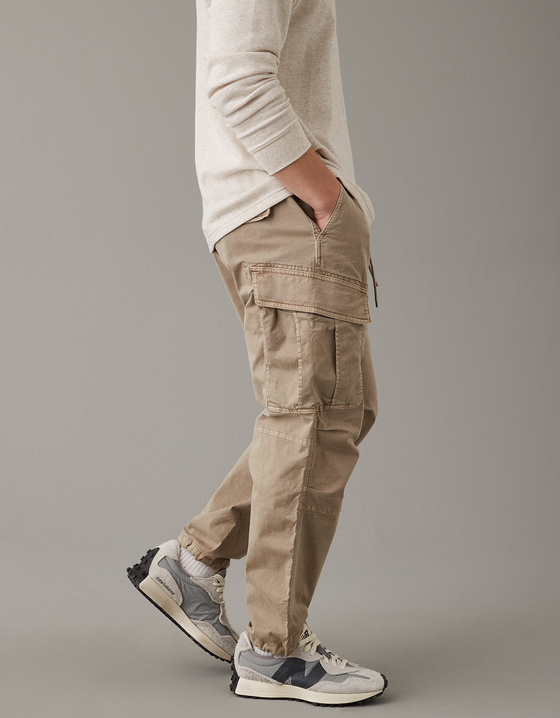Pantalones AE Flex Lived-in Slim tipo Cargo - Caqui 1523_4878_212_of