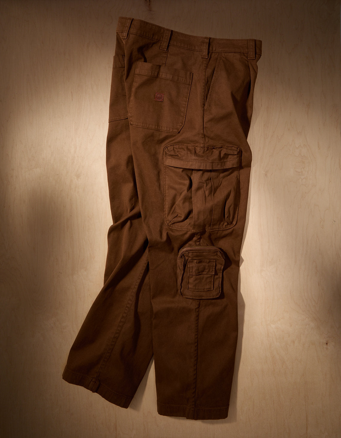 Ae x Tru Kolors Pantalón Cargo - Café 2121_5288_200_b