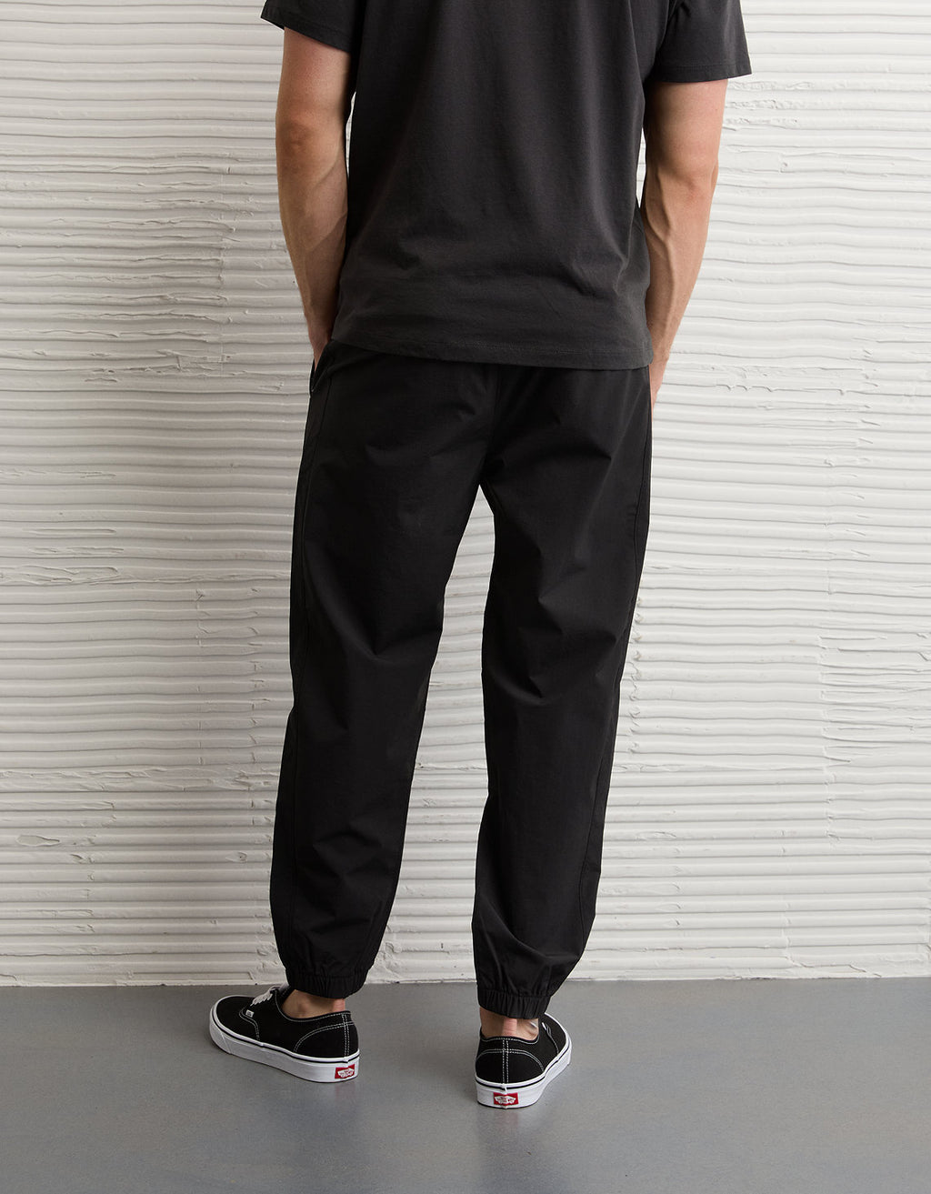 Jogger técnico Ae 24/7 - Negro 2123_5331_001_ob