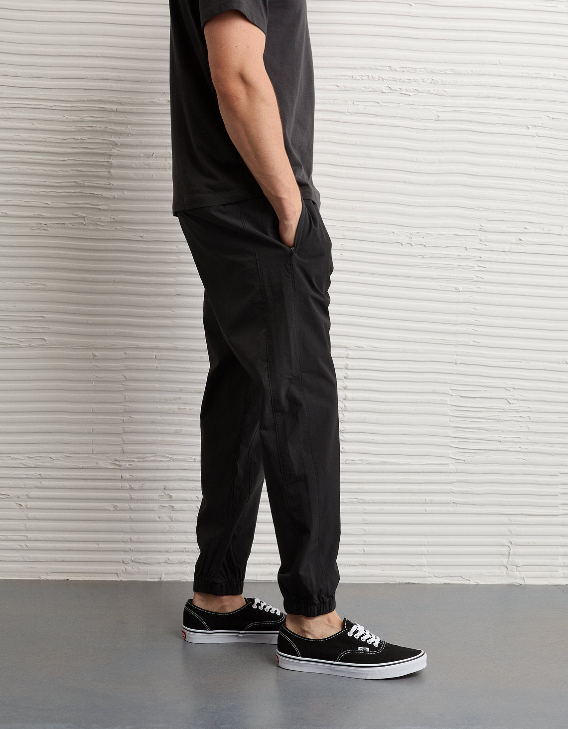 Jogger técnico Ae 24/7 - Negro 2123_5331_001_os