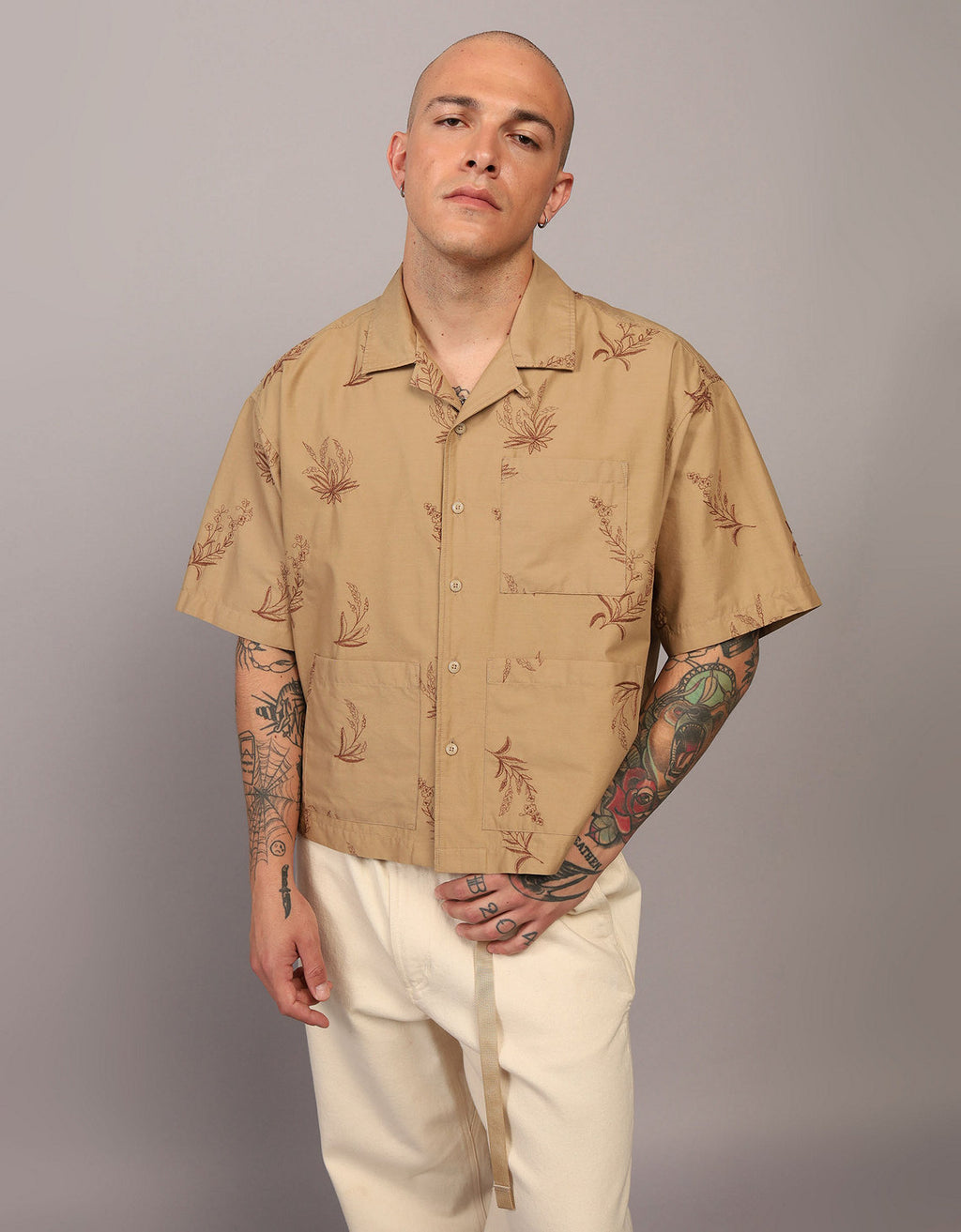 Camisa AE manga corta x Manuel Turizo de Hombre - Caqui 2154_2698_219_of