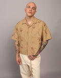 Camisa AE manga corta x Manuel Turizo de Hombre - Caqui 2154_2698_219_of