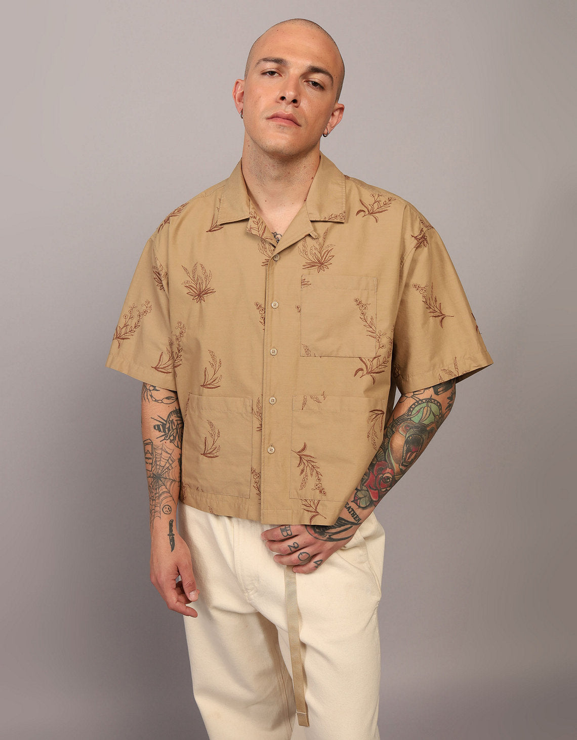 Camisa AE manga corta x Manuel Turizo de Hombre - Caqui 2154_2698_219_of