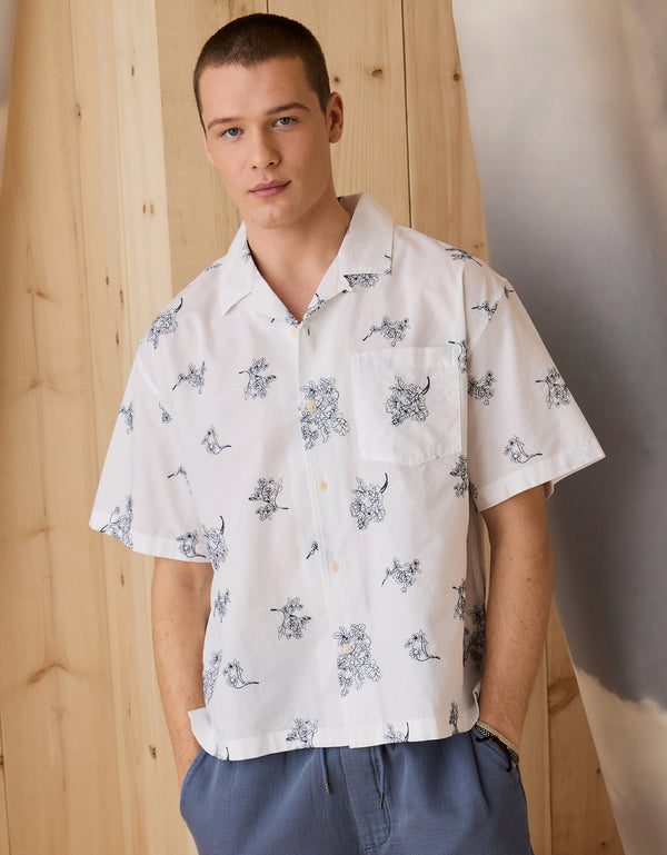 Camisa floral con botones junto a la piscina - Blanco