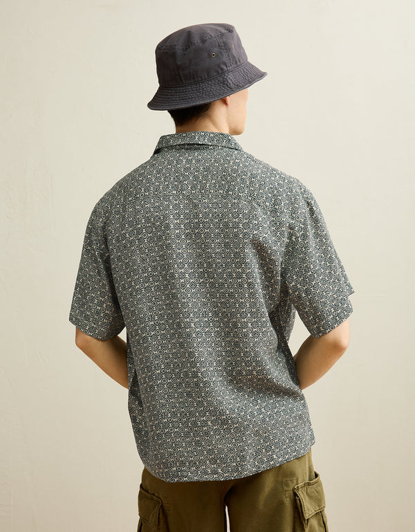 Camisa de ajuste relajado con cuello campana y botones. - Generico