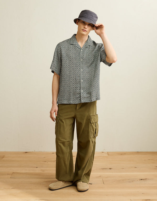 Camisa de ajuste relajado con cuello campana y botones. - Generico