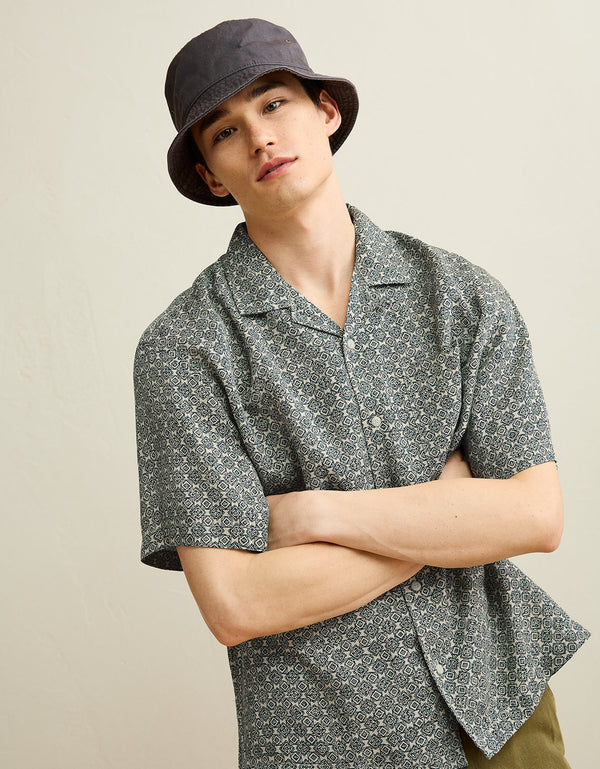 Camisa de ajuste relajado con cuello campana y botones. - Generico