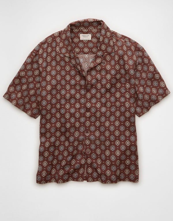 Camisa de ajuste relajado con cuello campana y botones. - Café