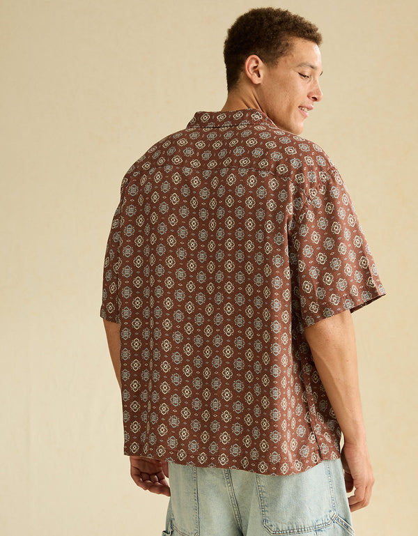 Camisa de ajuste relajado con cuello campana y botones. - Café