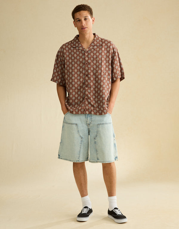 Camisa de ajuste relajado con cuello campana y botones. - Café