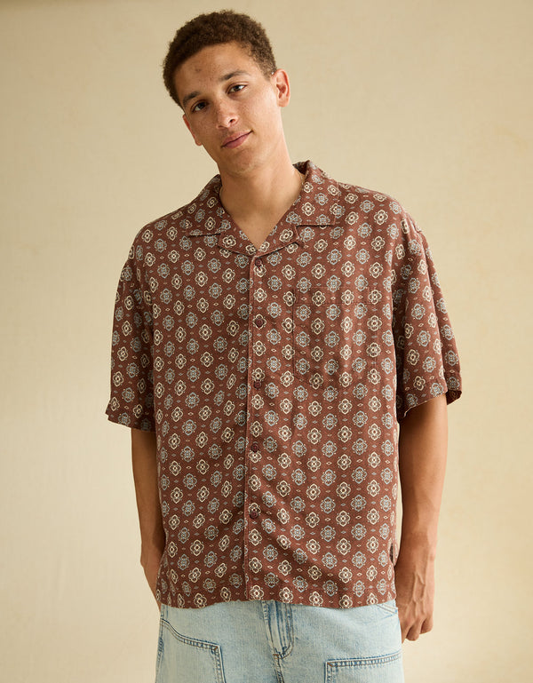 Camisa de ajuste relajado con cuello campana y botones. - Café