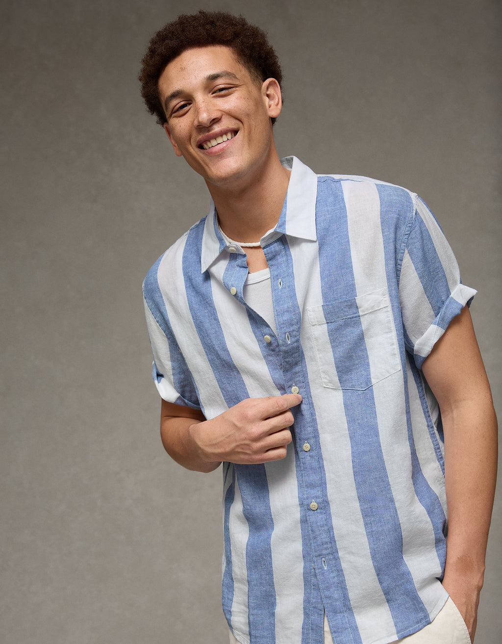 Camisa de lino con botones de ajuste estándar. - Azul 2154_3155_401_of