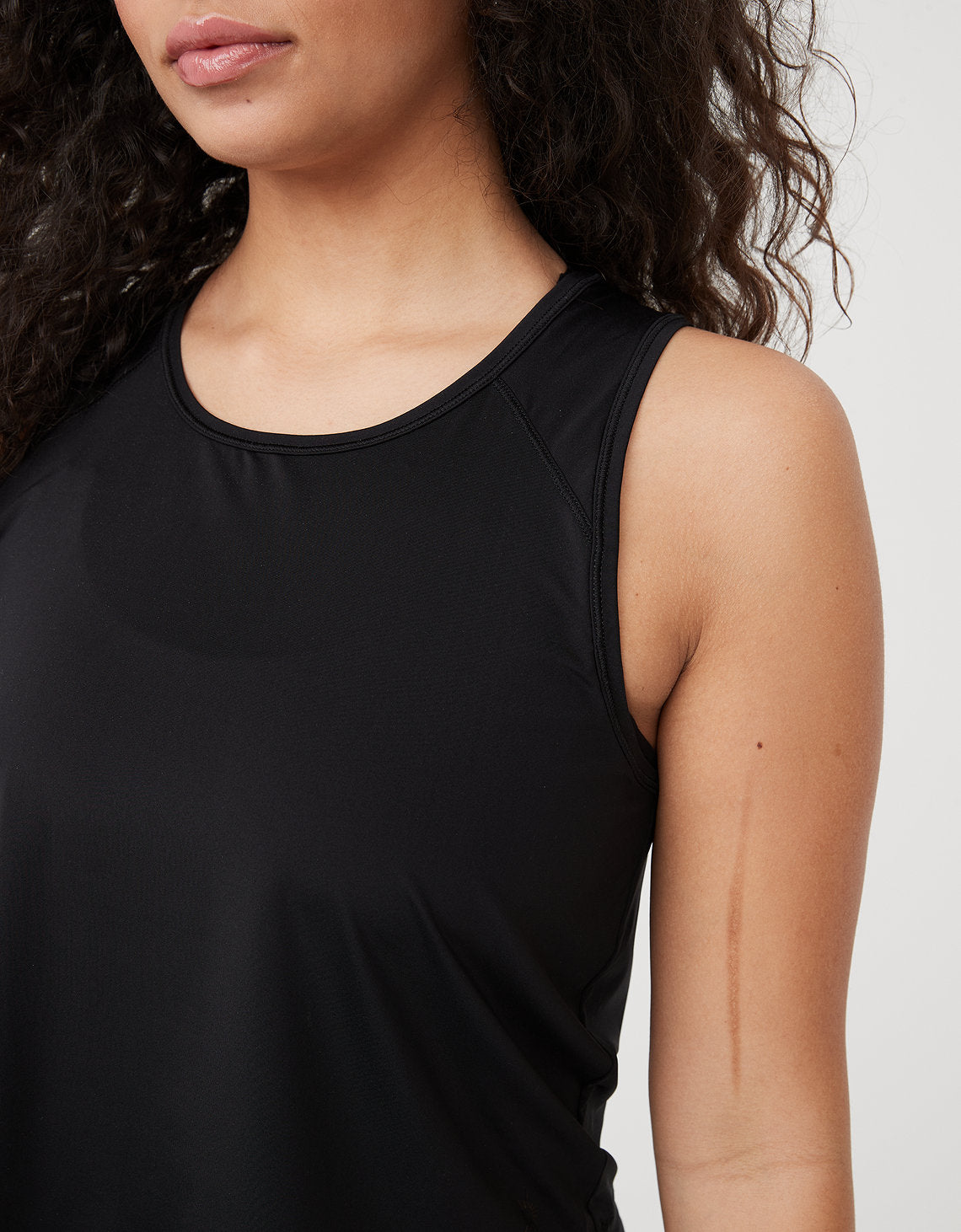 Camiseta Offline by Aerie Real Me corta sin mangas - Negro 2163_1422_073_d2