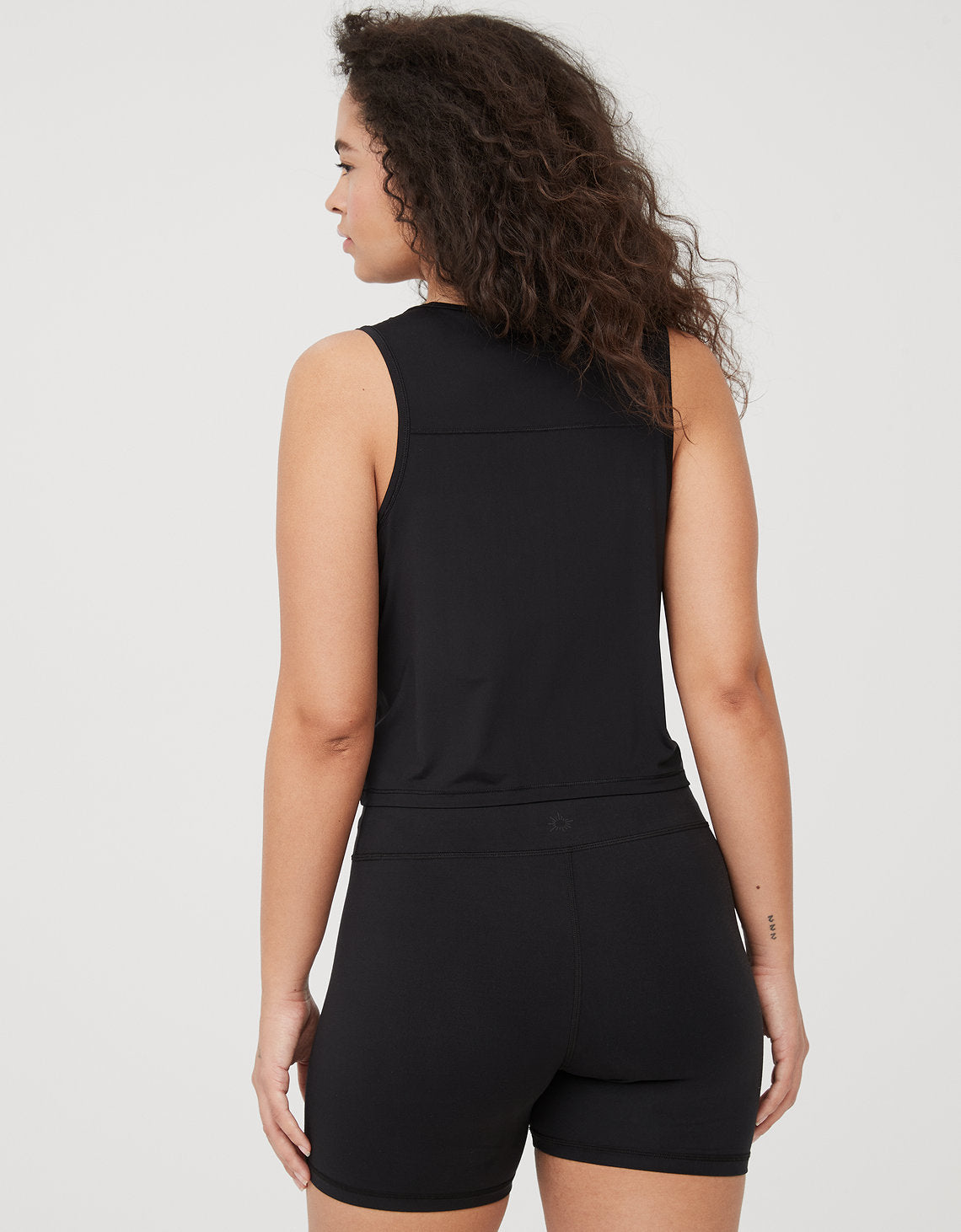 Camiseta Offline by Aerie Real Me corta sin mangas - Negro 2163_1422_073_ob
