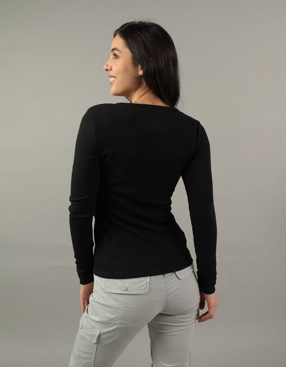 Camiseta AE Henley con cuello en V manga larga - Negro 2302_9430_001_ob