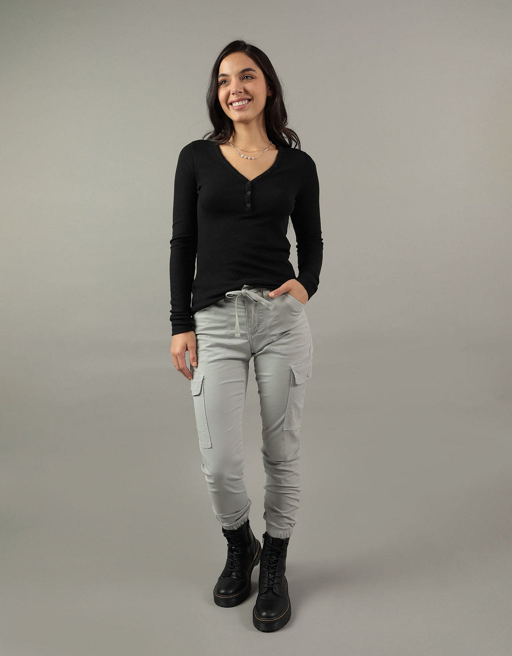 Camiseta AE Henley con cuello en V manga larga - Negro 2302_9430_001_of