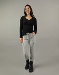 Camiseta AE Henley con cuello en V manga larga - Negro 2302_9430_001_of
